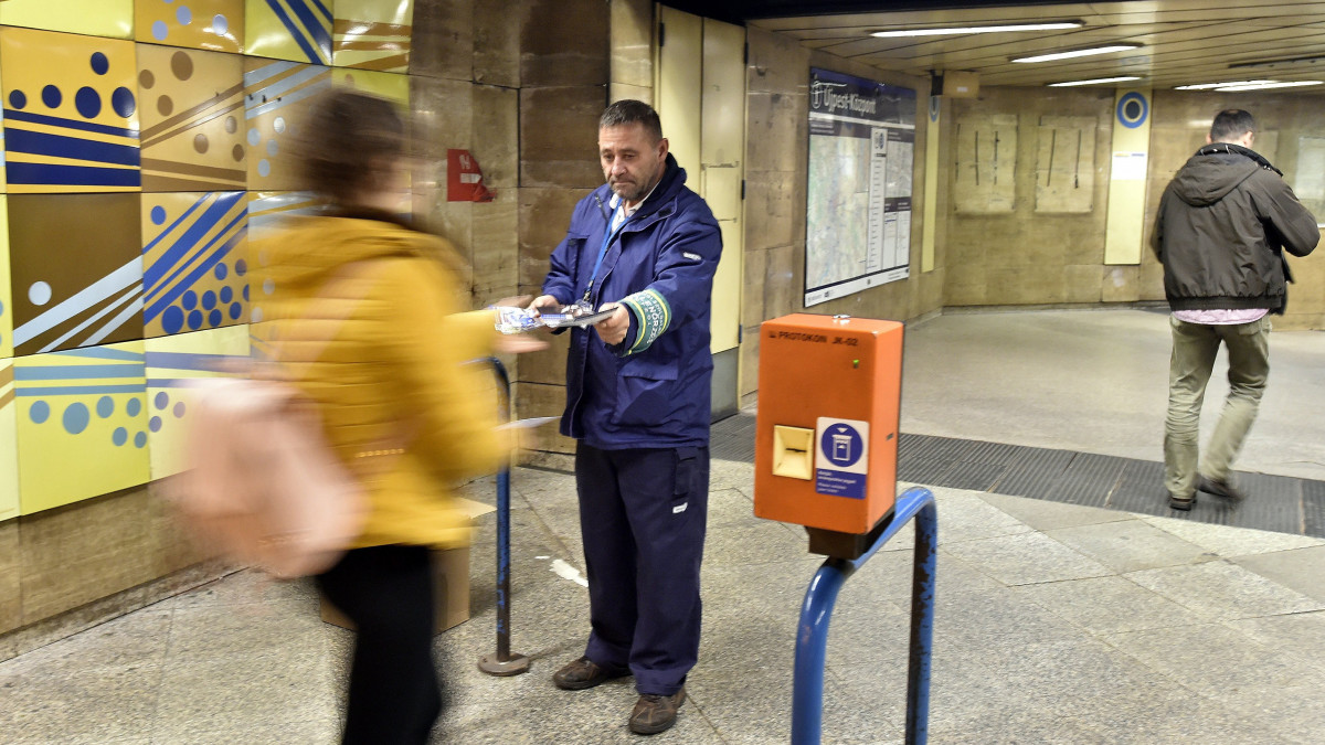 A felújításról készült szórólapot oszt egy ellenőr az Újpest-Központ végállomáson a 3-as metró felújítása előtti utolsó napon, 2017. november 3-án. Az Újpest-központ és a Lehel tér közötti szakasz felújítása várhatóan egy évig tart.MTI Fotó: Máthé Zoltán