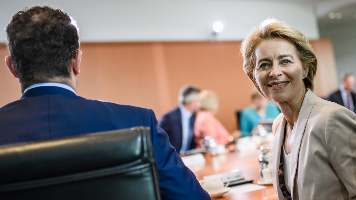 Ursula von der Leyen távozó német védelmi miniszter, az Európai Bizottság megválasztott elnöke (j) a heti kormányülésen a berlini kancellári hivatalban 2019. július 17-én. Balról Jens Spahn egészségügyi miniszter.