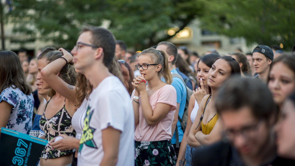 Fiatalok a felsőoktatási ponthatárok bejelentésén, a Pont Ott Parti rendezvényen Pécsen a Széchenyi téren 2018. július 25-én. A bejelentéssel eldőlt, hogy a csaknem 108 ezer jelentkező közül hányan kerülnek be az általános eljárásban egyetemre, főiskolára.