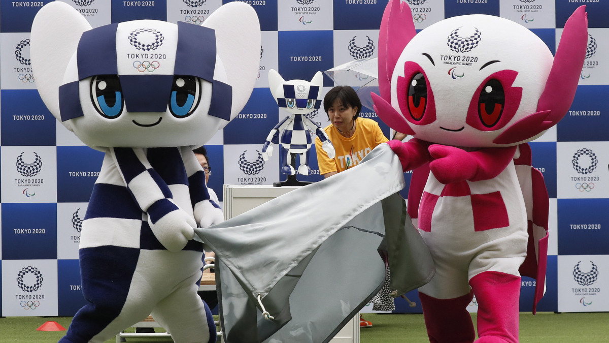 Miraitova (b), a 2020-as tokiói nyári olimpia és Szomeiti, a paralimpia kabalfigurái bemutatják a Miraitova nevű robotot (k) a tokiói stadionban 2019. július 22-én. A tokiói nyári olimpiai játékokat 2020. július 24. és augusztus 9. között rendezik. Az első versenynap egy év múlva, július 22-én lesz. A Toyota cég olyan intelligens robotokat fejlesztett ki a játékokra, amelyek a mozgássérült sportolókat, a szurkolókat és segítőik életét teszik majd könnyebbé, ételeket és italokat fognak felszolgálni a nézőknek, valamint az atlétikai versenyek idején dolgoznak majd a központi stadionban.