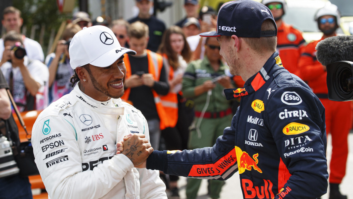 A győztes Lewis Hamilton, a Mercedes brit versenyzője (b) és a harmadik helyezett holland Max Verstappen, a Red Bull versenyzője a Forma-1-es autós gyorsasági világbajnokság Monacói Nagydíjának időmérő edzése után a monte-carlói utcai pályán 2019. május 25-én. A futamot május 26-án rendezik.