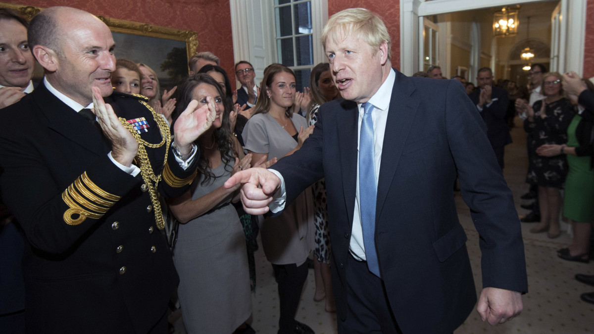 A londoni kormányfői rezidenciára érkező Boris Johnson új brit miniszterelnököt köszöntik a Downing Street 10. munkatársai 2019. július 24-én. Az elődje, Theresa May lemondott.