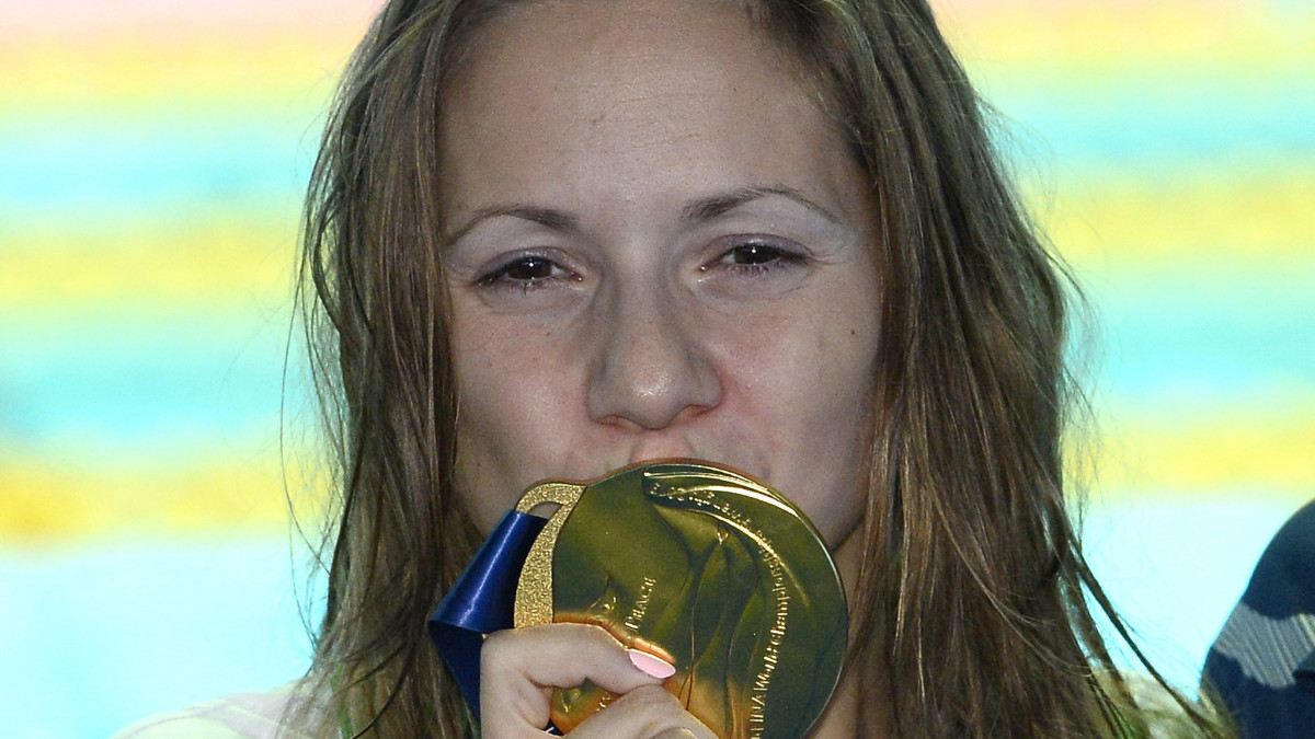 Az aranyérmes Kapás Boglárka a női 200 méteres pillangóúszás eredményhirdetésén a 18. vizes világbajnokságon a dél-koreai Kvangdzsuban 2019. július 25-én.