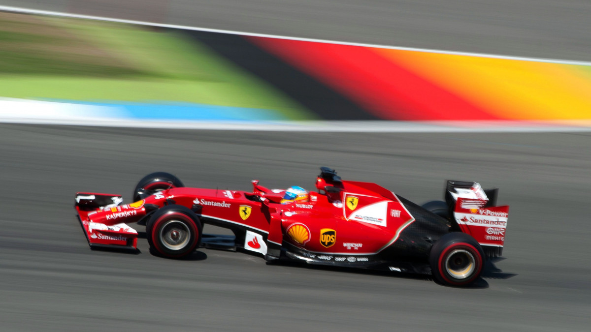 Hockenheim, 2014. július 19.Fernando Alonso, a Ferrari csapat spanyol versenyzője a Forma-1-es autós gyorsasági világbajnokság Német Nagydíjának időmérő edzésén a hockenheimi pályán 2014. július 19-én, egy nappal a futam előtt. (MTI/EPA/Sebastian Kahnert)