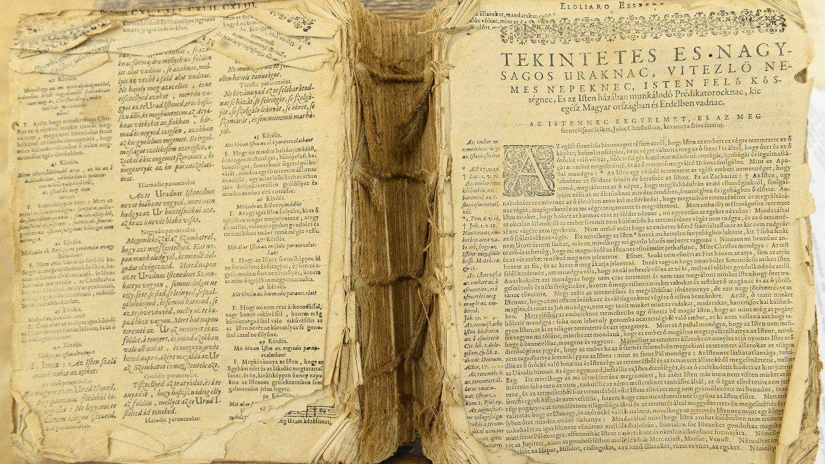 Egy hanaui biblia a Ráday Gyűjtemény Bibliamúzeumában 2019. július 24-én. A vizsolyi biblia második, Szenci Molnár Albert által javított kiadásának egy példányát a Dániában élő Nagy Dolriis Zsófia adományozta a múzeumnak.