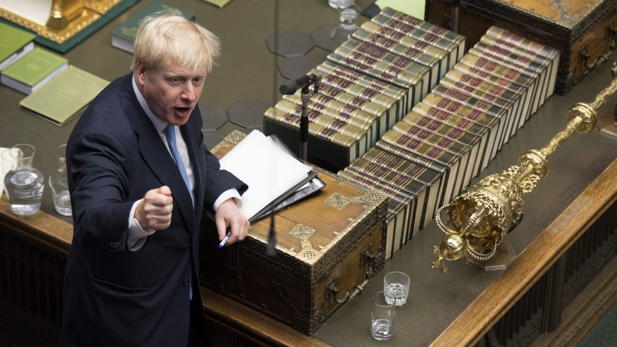 A brit parlament által közreadott képen az előző nap hivatalba lépett Boris Johnson brit miniszterelnök első kormányfői beszédét tartja a törvényhozás alsóházában, Londonban 2019. július 25-én.