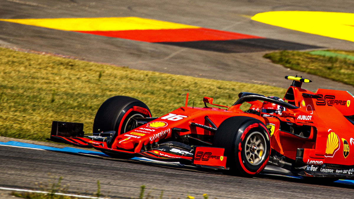 Charles Leclerc, a Ferrari monacói versenyzője a Forma-1-es autós gyorsasági világbajnokság Német Nagydíjának első szabadedzésén a hockenheimi versenypályán 2019. július 26-án. A futamot július 28-án rendezik.