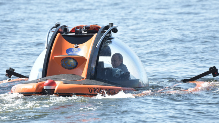Lemerült az elsüllyedt tengeralattjáróhoz az orosz elnök - fotó