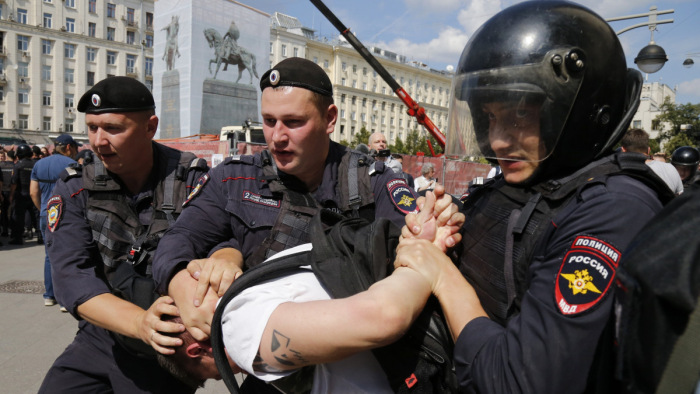 Kemény megtorlással reagált a rendőrség az ellenzék tüntetésére Moszkvában