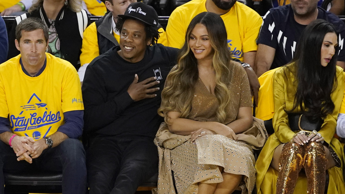 Jay-Z amerikai rapzenész és felesége, Beyoncé Knowles amerikai popénekesnő az észak-amerikai kosárlabda-liga döntőjében játszott Toronto Raptors - Golden State Warriors mérkőzésen a kaliforniai Oakland Oracle Arénájában 2019. június 5-én. A Toronto Raptors 123-109-re nyert a címvédő Golden State Warriors otthonában, ezzel 2-1-re vezeti a két csapat párharcát az NBA döntőjében.