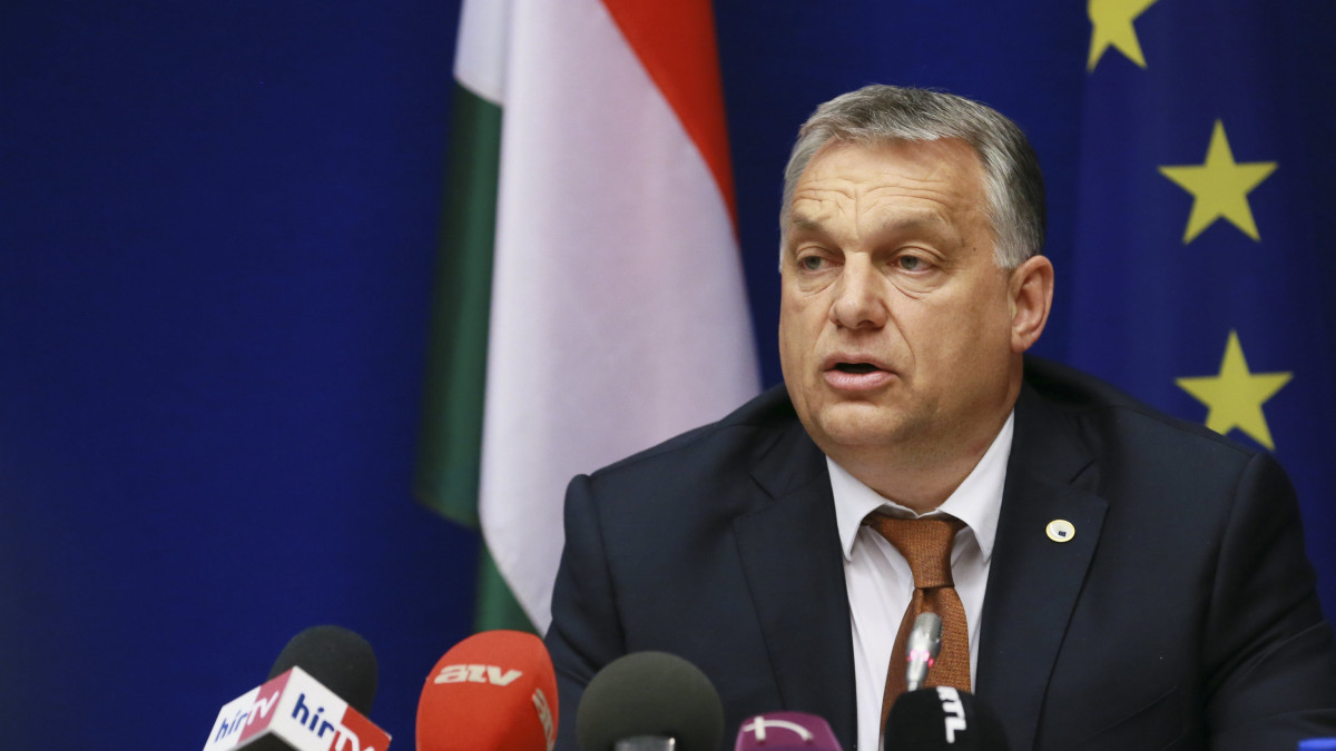 Brüsszel, 2017. június 23.Orbán Viktor miniszterelnök sajtótájékoztatót tart az Európai Unió brüsszeli csúcstalálkozójának második napi ülése végén 2017. június 23-án. (MTI/EPA/Olivier Hoslet)