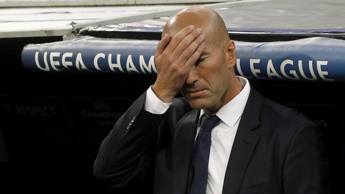 Madrid, 2016. szeptember 14.Zinedine Zidane, a spanyol Real Madrid francia edzője a labdarúgó Bajnokok Ligája első fordulójának F csoportjában játszott Real Madrid -Sporting Lisboa mérkőzésen a madridi Santiago Bernabeu Stadionban 2016. szeptember 14-én. (MTI/EPA/Kiko Huesca)