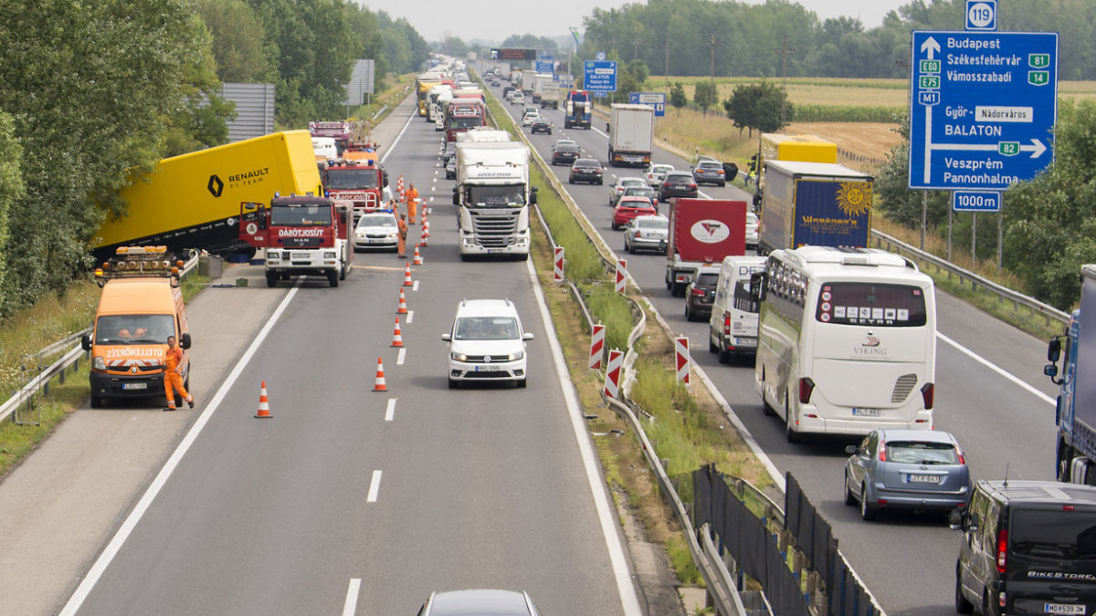 A Renault Forma-1-es csapat egyik szállítókamionja az M1-es autópálya 121 kilométerénél Győrnél 2019. július 29-én. A gépjármű a szalagkorlátot átszakítva átsodródott a Hegyeshalom felé vezető oldalra, ahol a vízelvezető árokba borulva állt meg, vezetője megsérült.