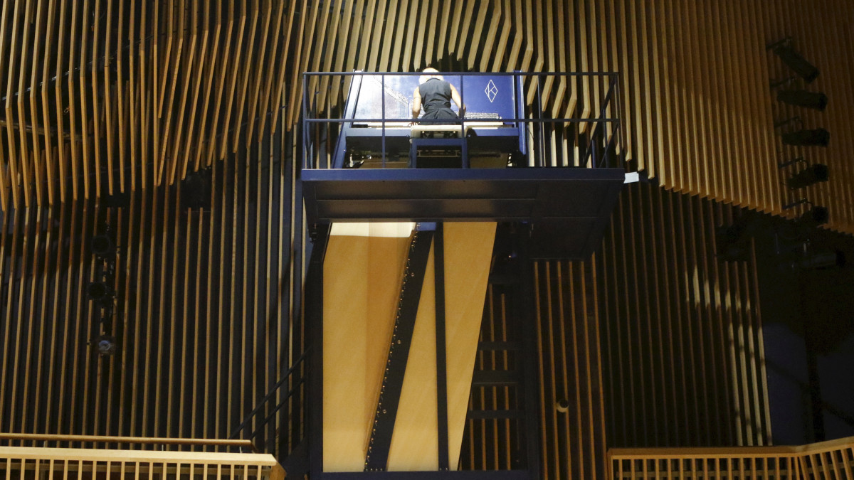 Hat méter magas, függőleges zongorán játszik egy nő a lettországi Ventspils koncerttermében 2019. július 29-én. A 470i Függőleges Nagy Hangversenyzongora feltehetőleg a világ legnagyobb zongorája, a hitelesítésére még várnak. Az alkotója David Klavins lett származású német hangszerkészítő mester, akinek műhelye Vácon működik.