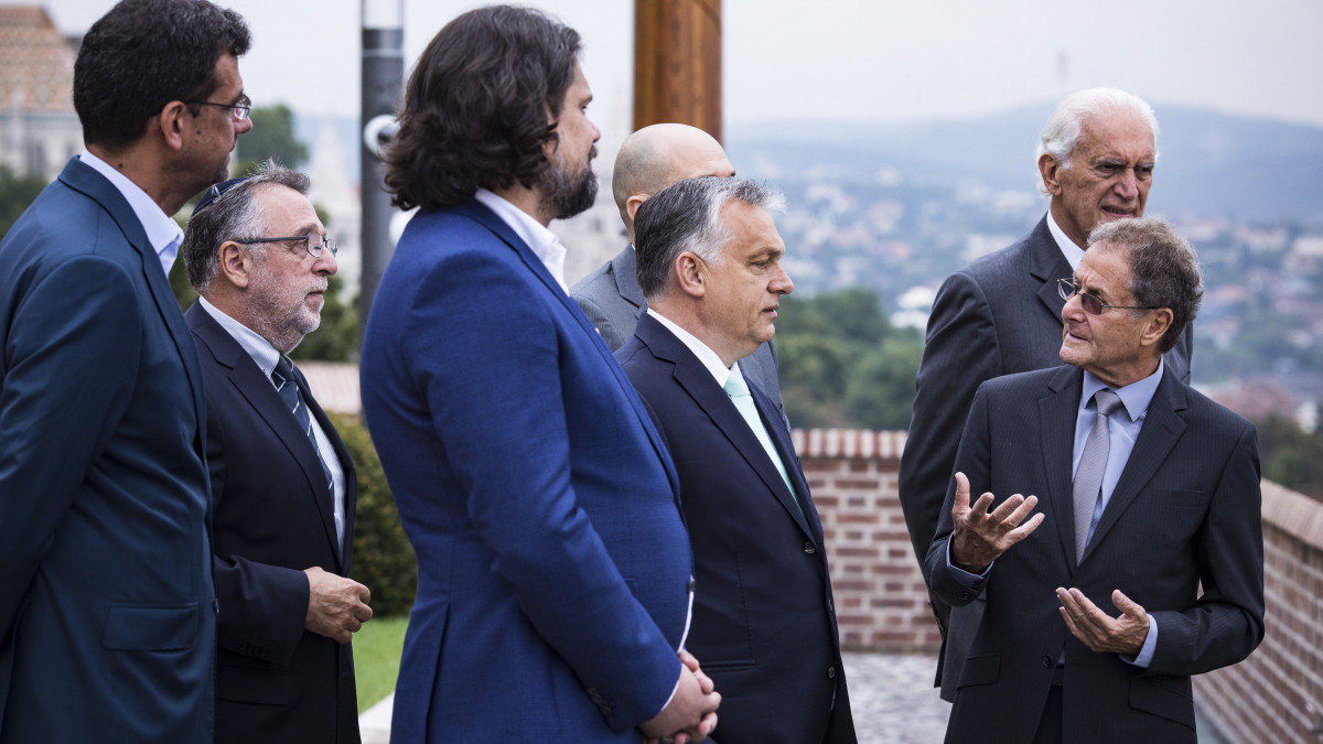 A Miniszterelnöki Sajtóiroda által közreadott képen Orbán Viktor miniszterelnök (k) fogadja a 15. Maccabi Európa Játékok küldöttségét a Karmelita kolostorban 2019. július 29-én. A kormányfő mellett Motti Tichauer, az Európai Maccabi Szövetség elnöke (j), Jack Terpins, a Maccabi World Union alelnöke (j2), Deutsch Tamás, az MTK elnöke (j4), Deutsch Péter, az MTK ügyvezető elnöke (b), Heisler András, a Magyarországi Zsidó Hitközségek Szövetség elnöke (b2) és Jusztin Ádám, a Maccabi VAC Hungary elnöke (takarásban). A sportversenyeket július 29. és augusztus 7. között rendezik Magyarországon.