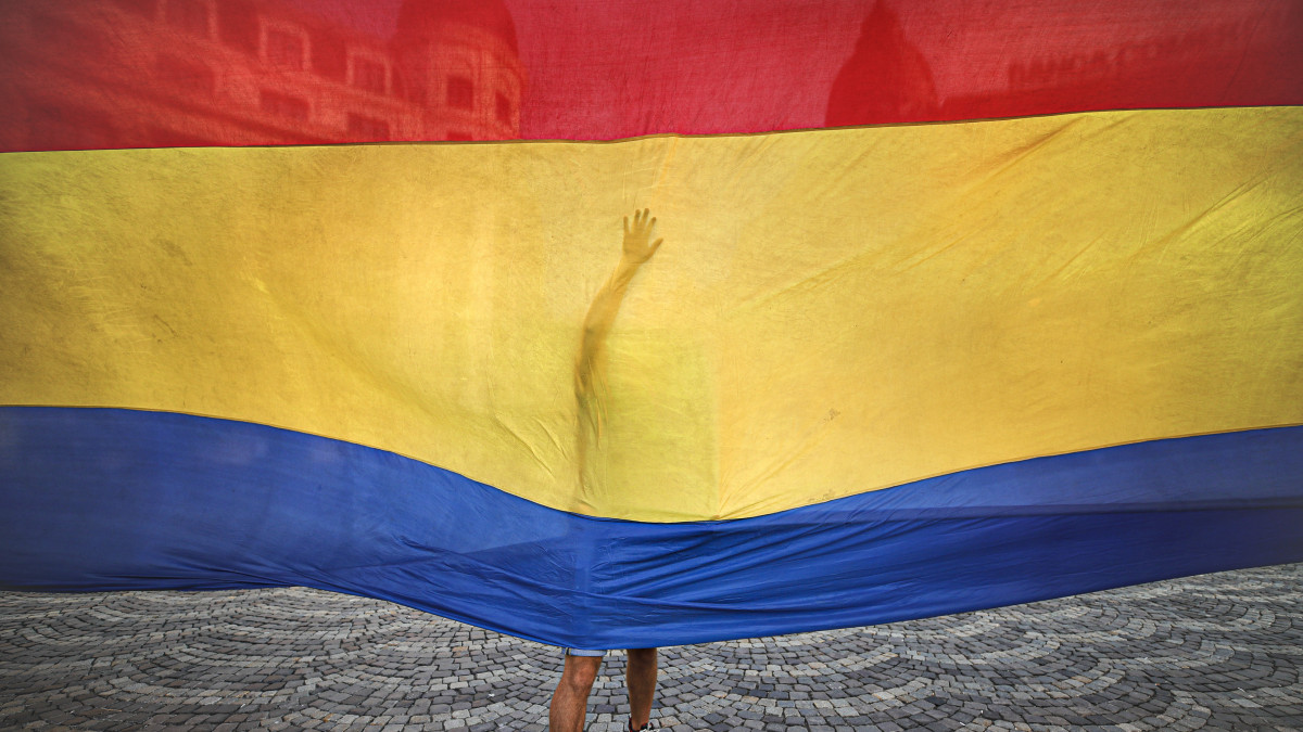 Száz méter hosszú román zászlót bontanak ki a bukaresti Egyetem téren a nemzeti himnusz napjának alkalmából 2019. július 29-én.