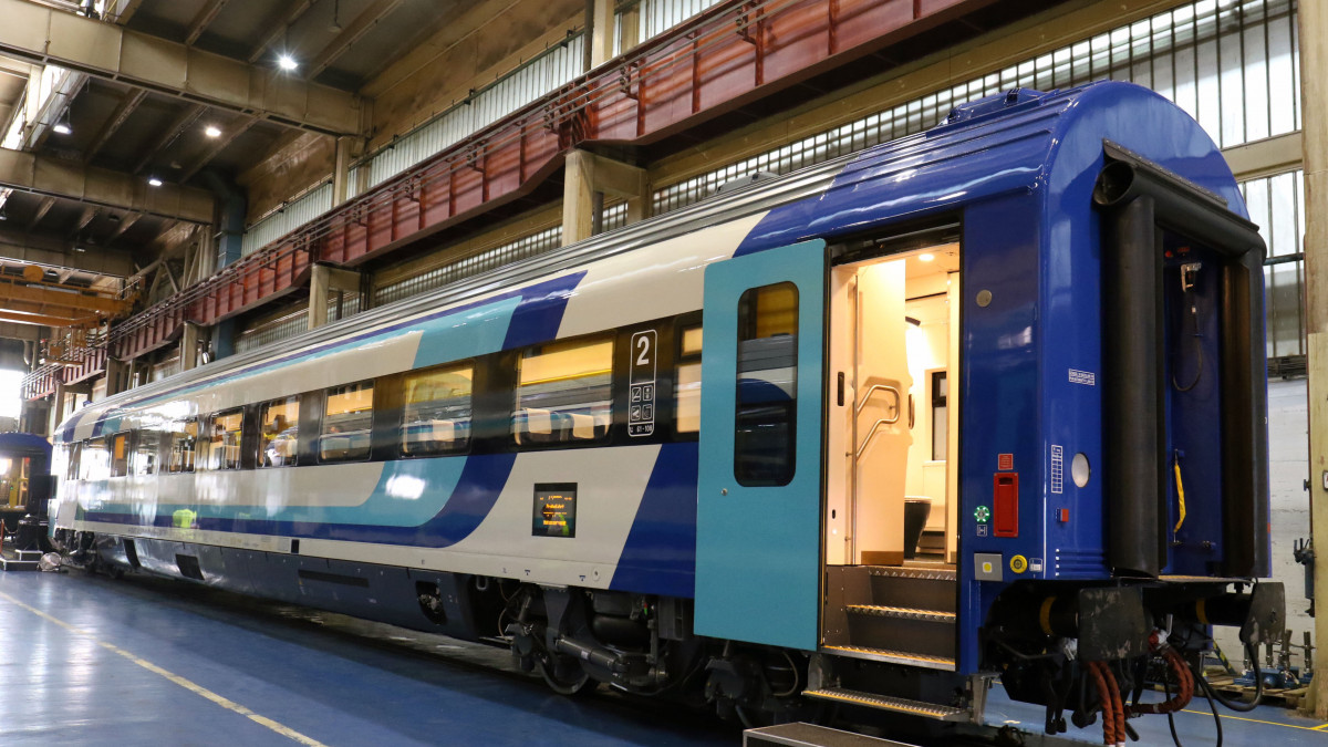 A MÁV-Start Zrt. első húsz új generációs InterCity-kocsijának egyike a szolnoki Vasúti Járműjavítási Telephelyen 2019. július 30-án. A sajátgyártású, nemzetközi forgalomra is alkalmas járművek 200 kilométer per órás sebességgel tudnak közlekedni a pályán.