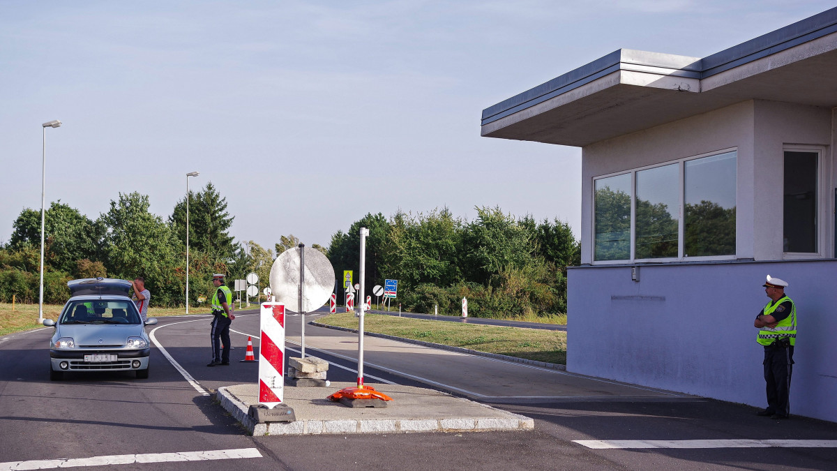 Osztrák rendőrök ellenőrzik az Ausztriába érkező személy- és teherforgalmat a magyar-osztrák határnál, a Bucsu-Csajta határátkelőnél 2015. szeptember 17-én. Tizenkét ponton, javarészt Burgenland tartományban végeznek határellenőrzést az osztrák hatóságok a magyar és a szlovén határszakaszon.