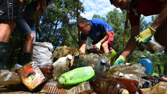 Több tonna hulladéktól szabadítják meg a Tiszát