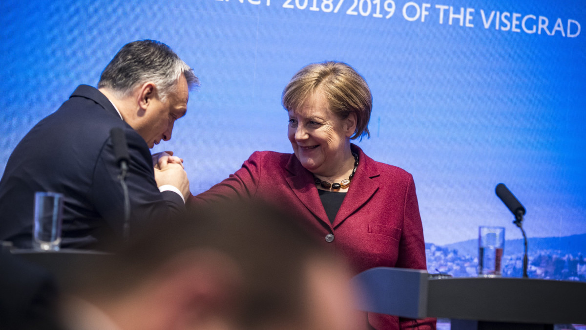 A Miniszterelnöki Sajtóiroda által közreadott képen Orbán Viktor miniszterelnök és Angela Merkel német kancellár a visegrádi országok és Németország csúcstalálkozóján tartott sajtótájékoztatón Pozsonyban 2019. február 7-én.