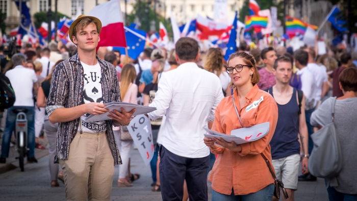 Adómentességgel próbálja hazacsábítani külföldről a fiatalokat a kormány Lengyelországban