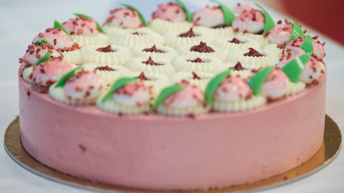A dunaföldvári Tóth Cukrászda Boldogasszony csipkéje elnevezésű tortája, Magyarország tortája az augusztus 20-i ünnepi rendezvények szervezőinek sajtótájékoztatóján az Országház Vadásztermében 2019. július 31-én.