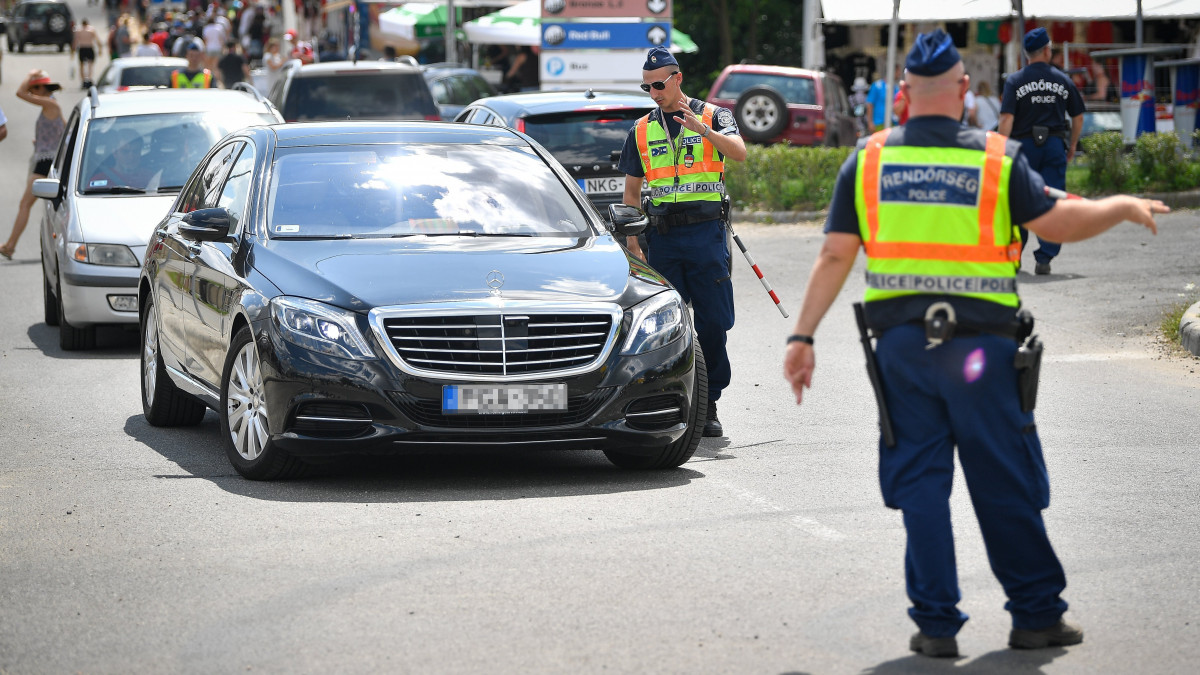 Forgalomirányító rendőrök a Forma-1-es Magyar Nagydíj első napján a mogyoródi Hungaroringen 2018. július 26-án.