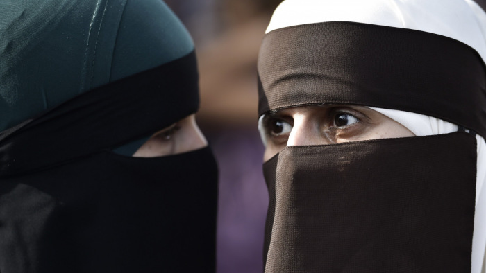 Életbe lépett a burkatilalom Hollandiában