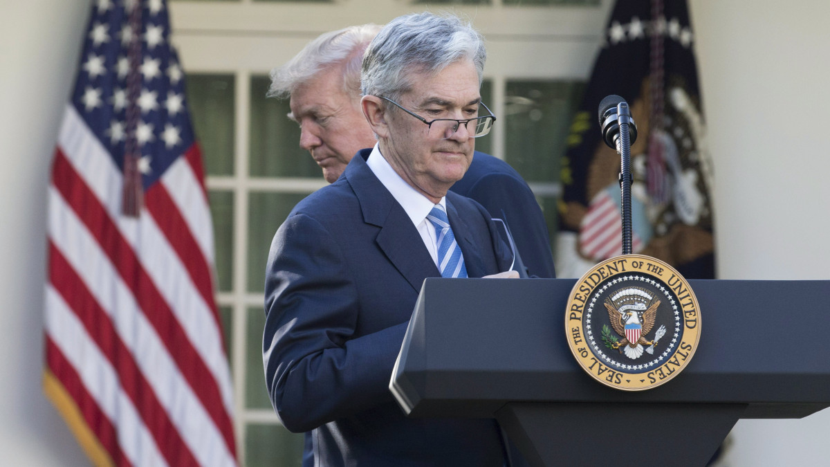 Donald Trump amerikai elnök (hátul) és Jerome Powell, az amerikai jegybank szerepét betöltő szövetségi tartalékbankrendszer, a Federal Reserve Board (Fed) kormányzótanácsának tagja sajtótájékoztatót tart a washingtoni Fehér Ház kertjében 2017. november 2-án. Trump bejelentette, hogy a 64 éves Powellt jelöli a jegybank új elnökének Janet Yellen tisztségének betöltésére. Powell kinevezéséhez előbb a szenátusnak jóvá kell hagynia Trump döntését.