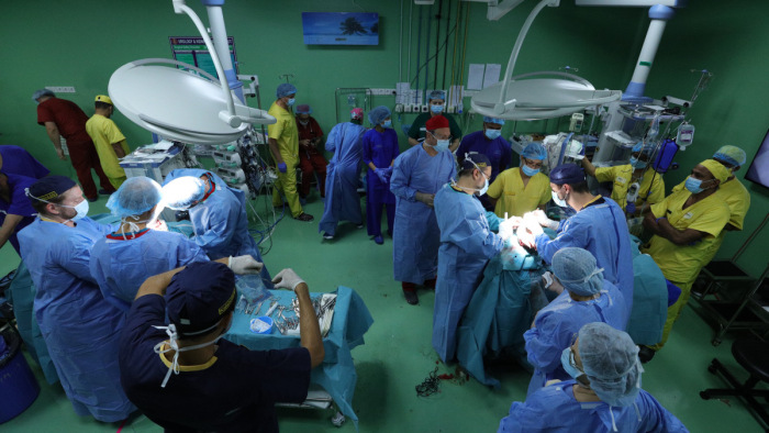 Újabb műtétet hajtott végre a bangladesi sziámi ikreket szétválasztó magyar orvoscsoport