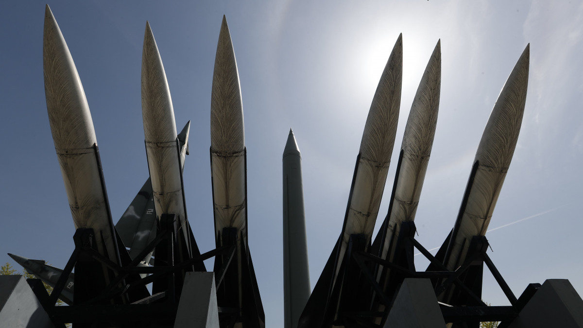 Szöul, 2018. április 21.Egy észak-koreai Scud-B rakéta (k) és amerikai Hawk föld-levegő rakéták makettjei a szöuli Koreai Honvédelmi Emlékmúzeumban 2018. április 21-én. Kim Dzsong Un észak-koreai vezető, a kommunista Koreai Munkapárt első titkára ezen a napon bejelentette, hogy Phenjan felfüggeszti nukleáris kísérleteit és rakétatesztjeit, továbbá bezárja nukleáris kísérleti telepét. (MTI/EPA/Dzson Hon Kjun)