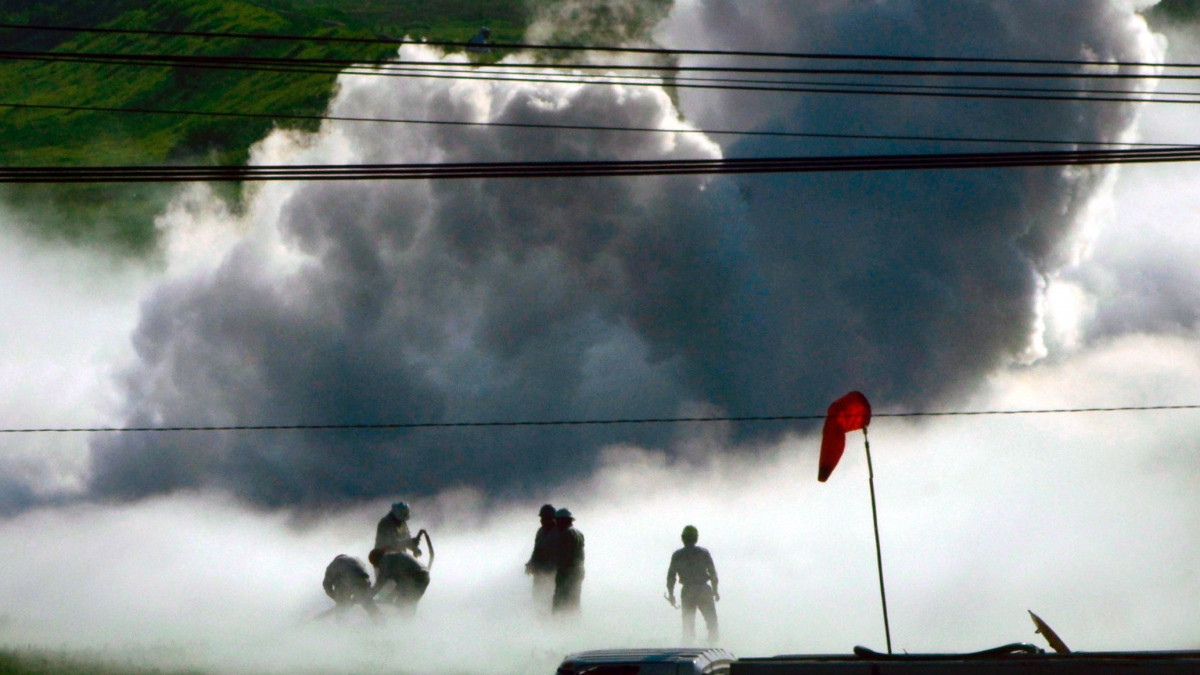 Tűzoltók dolgoznak a gázszivárgás megfékezésén a mexikói Nextlalpan településen 2019. augusztus 2-án. A hatóságok mintegy háromezer ember evakuálását rendelte el, miután ismeretlen elkövetők megcsapolták a vezetéket, amely a szivárgáshoz vezetett.