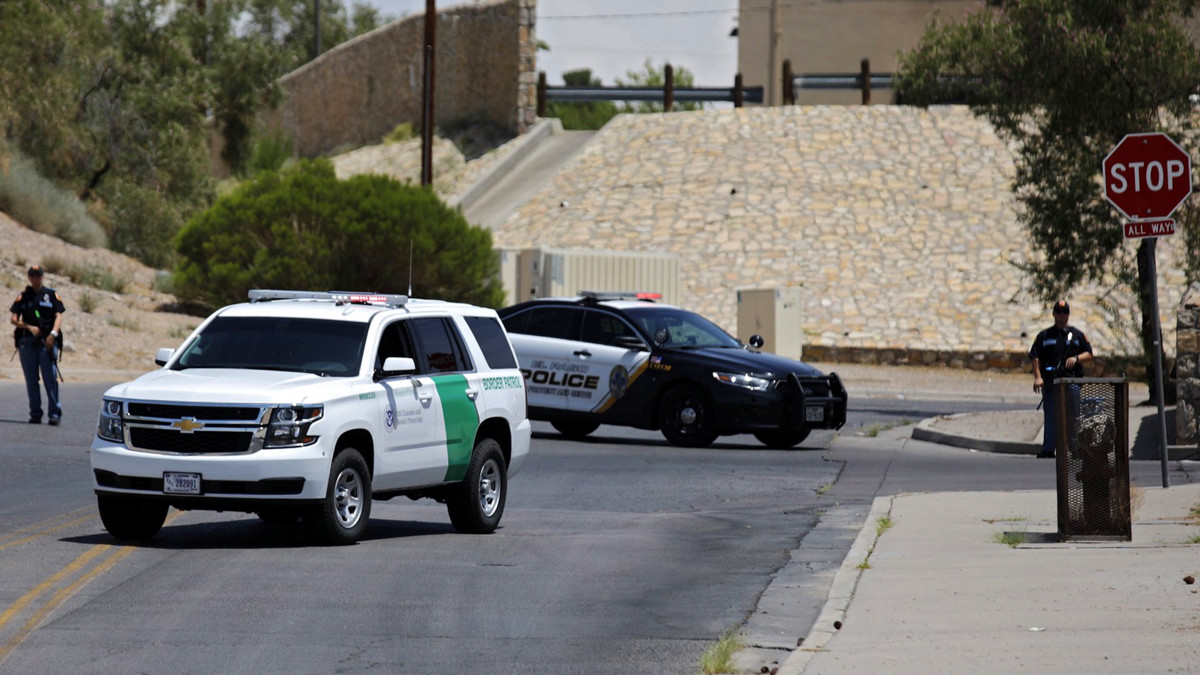 Rendőrök zárják le az utat a Cielo Vista bevásárlóközpont közelében az amerikai-mexikói határon fekvő El Pasóban 2019. augusztus 3-án. Hírforrások szerint 18 embert meglőttek a bevásárlóközpontban lévő Walmart áruházban.