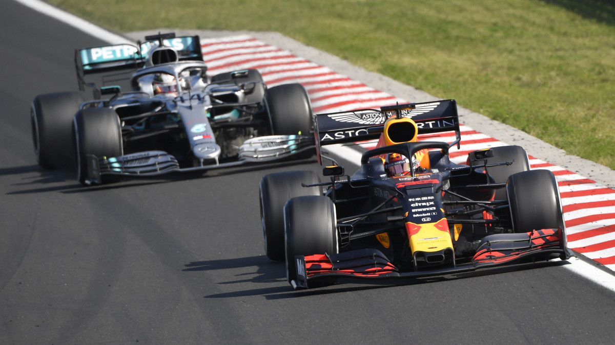 Max Verstappen, a Red Bull holland versenyzője (elöl) és Lewis Hamilton, a Mercedes brit versenyzője a Forma-1-es Magyar Nagydíjon a mogyoródi Hungaroringen 2019. augusztus 4-én.