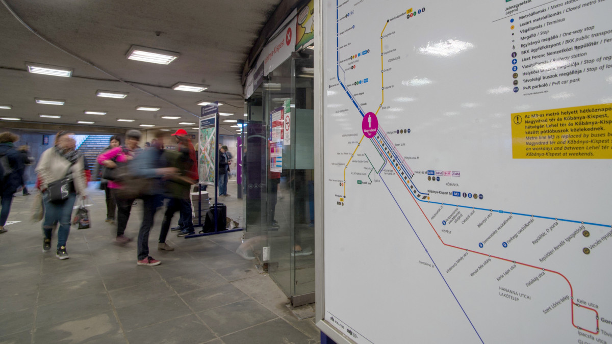 Utastájékoztató tábla a Nagyvárad téri aluljáróban, a metróállomás közelében 2019. április 9-én. Április 6-án megkezdődött a 3-as metró felújításának második üteme, amelynek keretében a déli szakaszt újítják fel a Nagyvárad tér és Kőbánya-Kispest között.