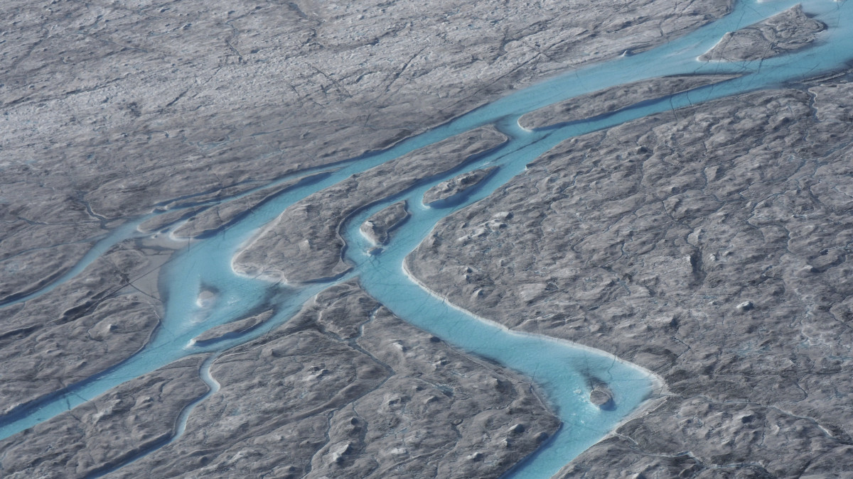 Jég megolvadt vizéből kialakult folyók a Grönland nyugati részén húzódó jégtakarón 2019. augusztus 1-jén, miután a több európai országot egy héttel korábban sújtó hőhullám elérte a szigetet. A víz függőleges kürtőkbe, úgynevezett gleccsermalmokba folyik, amelyekből az Atlanti-óceánba ömlik.