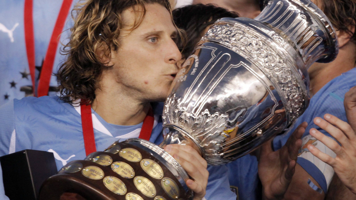 Buenos Aires, 2011. július 25.Az uruguayi Diego FORLÁN megcsókolja a trófeát a labdarúgó Copa America döntőjében játszott Uruguay-Paraguay mérkőzés végén Buenos Airesben 2011. július 24-én. Az uruguayi válogatott 3-0-ra győzött. Forlán 2 góllal járult hozzá a győzelemhez. A legutóbb 1995-ben győztes uruguayiak 15. sikerüket aratták a dél-amerikai kontinenstornán. (MTI/EPA/Leo La Valle)