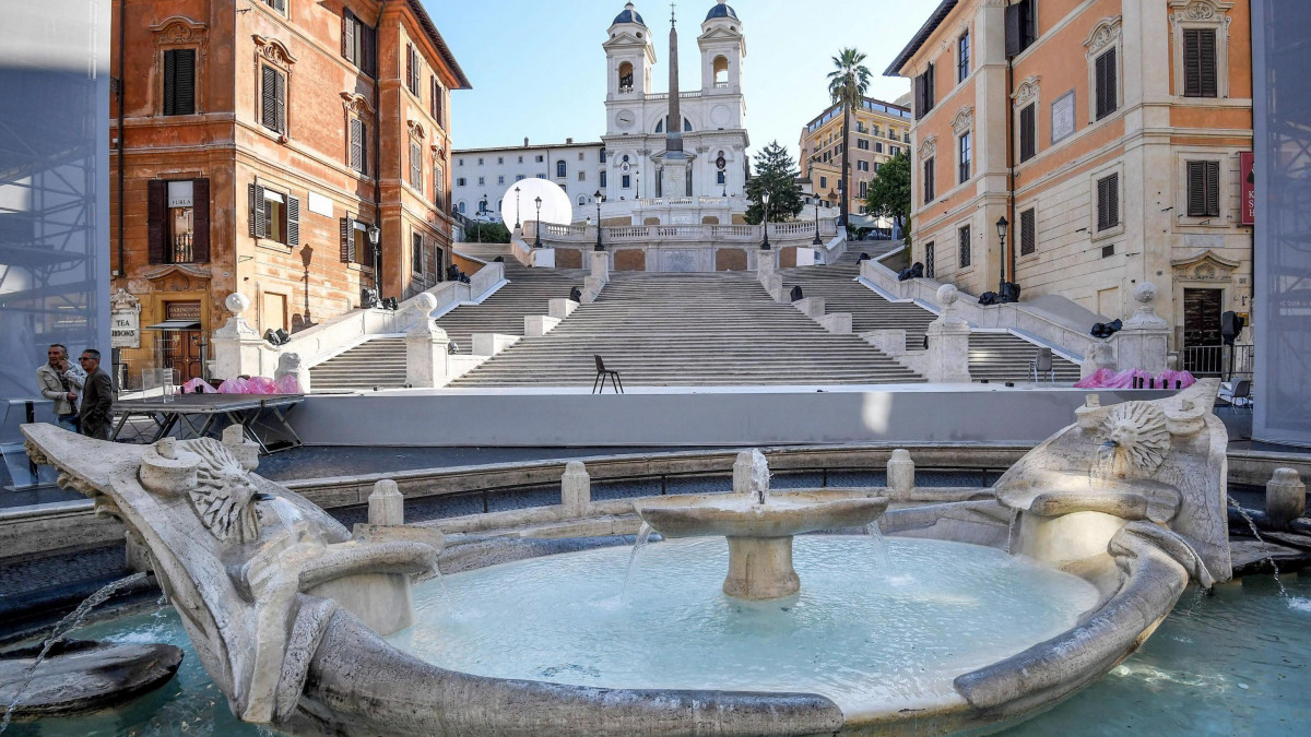 Róma, 2016. szeptember 22.A restaurált Spanyol lépcső a Trinitá dei Monti templommal Rómában 2016. szeptember 22-én. A monumentális lépcsősort ezen a napon nyitják meg a nagyközönség előtt. Az 1723 és 1726 között Francesco De Sanctis római építész által emelt lépcső csaknem egy éven át tartó felújítási munkálatait a Bulgari luxusékszercég finaszírozta.  (MTI/EPA/Alessandro Di Meo)
