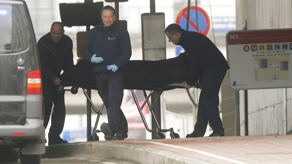 Brüsszel, 2016. március 23.A brüsszeli kettős merénylet egyik áldozatának holttestét szállítják el a Maelbeek nevű metróállomásról 2016. március 23-án, egy nappal az után, hogy feltehetően az Iszlám Államhoz tartozó terroristák robbantottak az állomáson és a belga főváros Zaventem nemzetközi repülőterén. A támadásokban legkevesebb harminc ember életét vesztette és több mint kétszáz megsebesült. (MTI/EPA/Olivier Hoslet)