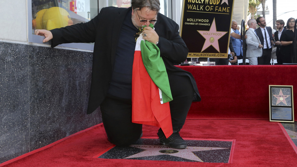 Guillermo del Toro mexikói filmrendező megcsókolja hazája zászlóját a nevét viselő csillag avatási ünnepségén a Los Angeles-i Hollywoodi hírességek sétányán 2019. augusztus 6-án. Del Toro a filmkategória 2669. csillagát kapta a sétányon.