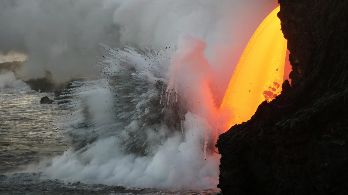 Kialuea, 2017. február 2.Az Amerikai Földtani Megfigyelő Szolgálat (USGS) által 2017. február 2-án közreadott képen a Kilauea vulkán lángoló lávafolyama ömlik az óceánba a Hawaii-szigeteken február 1-én. (MTI/EPA/USGS/Tim Orr)