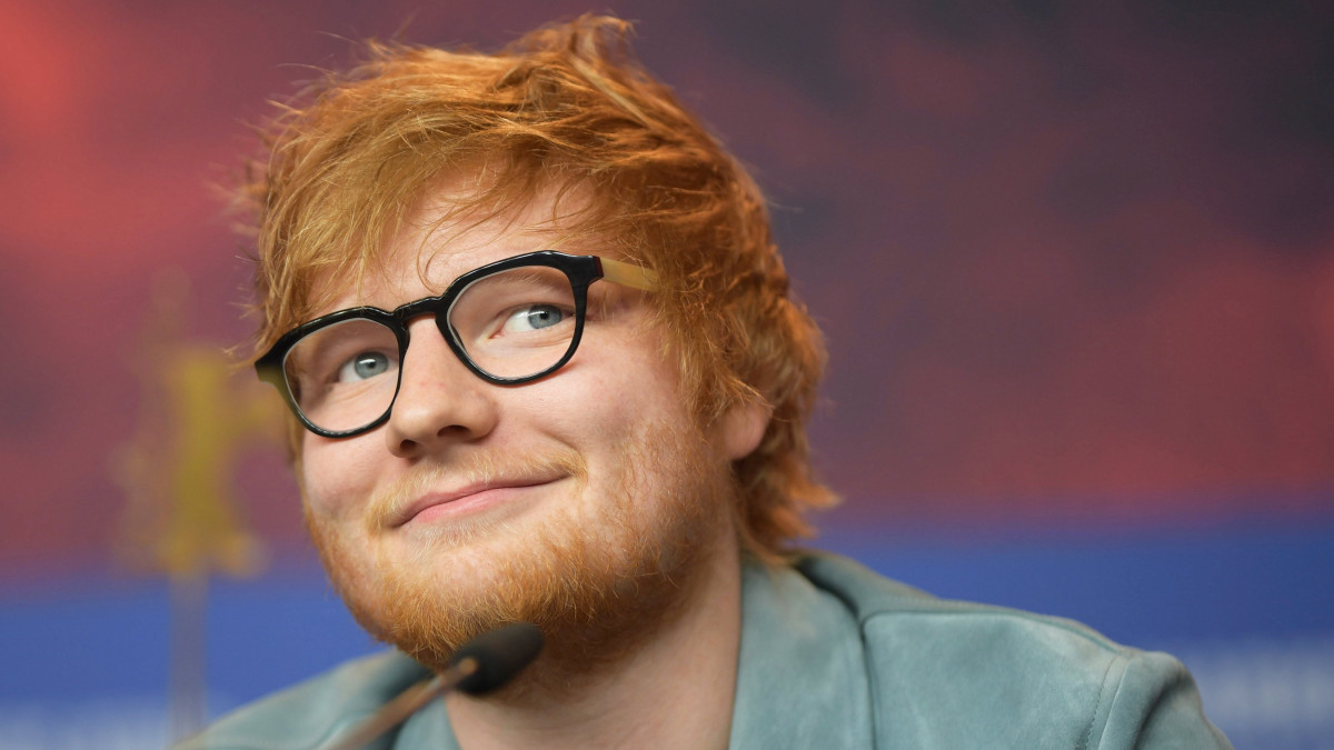 Berlin, 2018. február 23.Ed Sheeran brit énekes-dalszerző a Songwriter című film bemutatója alkalmából tartott sajtótájékoztatón a 68. Berlini Nemzetközi Filmfesztiválon 2018. február 23-án. A Sheeran életéről szóló filmet unokatestvére, Murray Cummings rendezte. (MTI/EPA/Clemens Bilan)