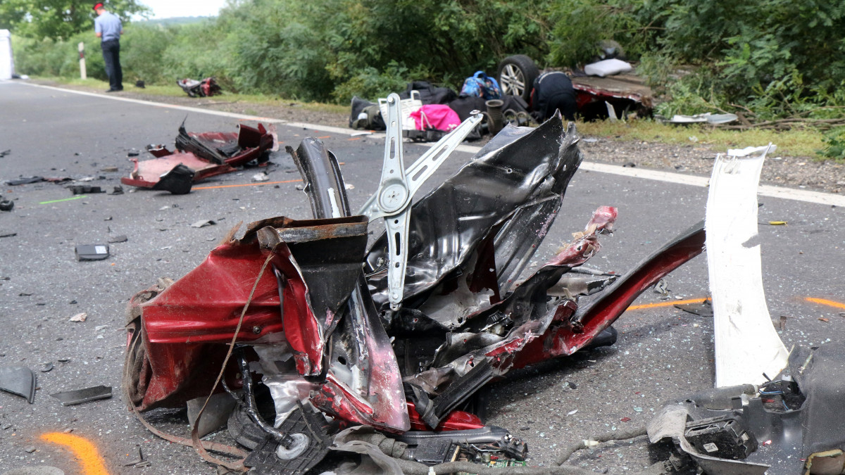 Egy személyautó szétszóródott részei a 37-es úton Szerencs közelében, ahol összeütközött egy személygépkocsi és egy kamion 2019. augusztus 8-án reggel. A balesetben meghalt egy lengyel férfi és csecsemőkorú gyermeke, az elhunyt autóban utazó felesége súlyos sérüléseket szenvedett.