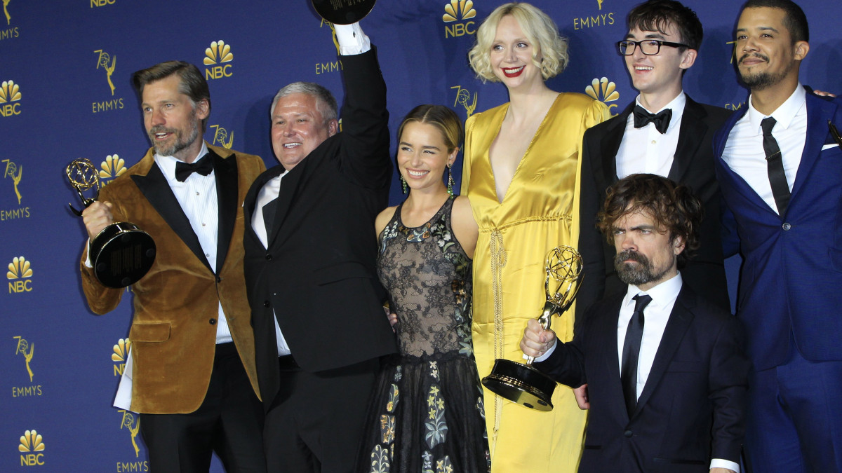 Los Angeles, 2018. szeptember 18.A Trónok harca című sorozat szereplői a drámai tévéfilmsorozat kategóriájában elnyert elismeréssel az amerikai televíziós Emmy-díjak 70. átadási ünnepségén a Los Angeles-i Microsoft Színházban 2018. szeptember 17-én. Jobbról, elöl Peter Dinklage amerikai színész a drámai tévéfilmsorozat legjobb férfi mellékszereplőjének kategóriájában kiérdemelt díjjal. (MTI/EPA/Nina Prommer)