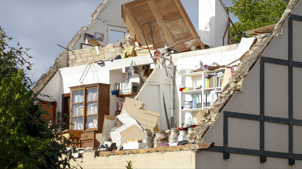 A vihar által megrongált házak egyike a luxemburgi Pétange-ban 2019. augusztus 10-én, miután tornádó csapott le az ország délnyugati részén. A viharos forgószél többtucatnyi ház tetőzetét megrongálta, fák dőltek ki és egyes helyeken víz öntötte el az utakat. A vihar következtében hét ember megsérült, egy súlyosan.