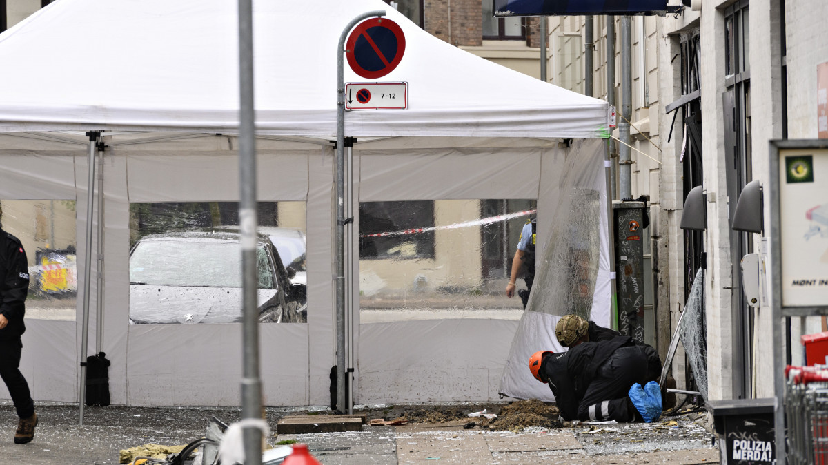 Rendőrségi technikusok a koppenhágai Norrebro nevű kerületben, egy rendőrőrs közelében történt robbanás helyszínén 2019. augusztus 10-én. A detonációban senki sem sérült meg. Három nappal korábban a koppenhágai adóhivatalnál történt robbantás, amelyet a rendőrség támadásnak minősített.