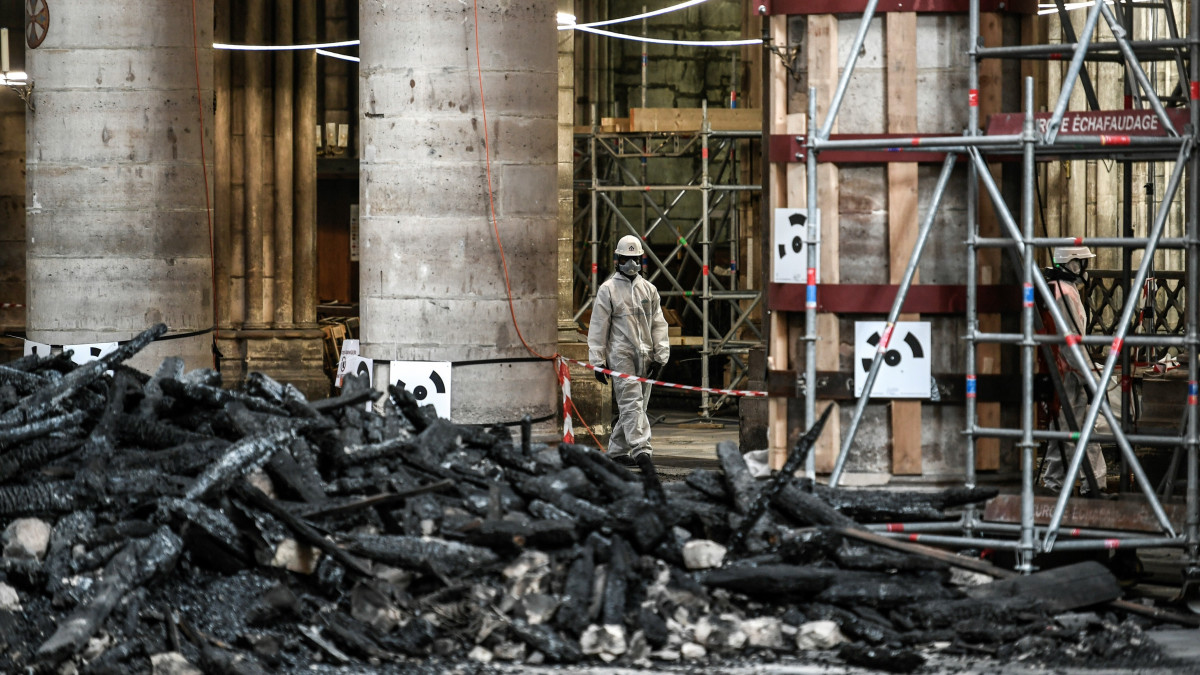 Elszenesedett romokat takarítanak a párizsi Notre-Dame székesegyházban 2019. július 17-én. A 850 éves gótikus épületben április 15-én kitört tűzvészben leégett a tetőszerkezet és leomlott a kúp alakú huszártorony. A tetőszerkezetben és a torony borításában levő ólom a tűzvészben megolvadt, a levegőben szálló ólompor miatt a székesegyház előtti tér lezárva marad. A francia parlament július 16-án elfogadta a megrongálódott épület felújításáról szóló törvényt, amely öt évre tervezi a munkálatok időtartamát.