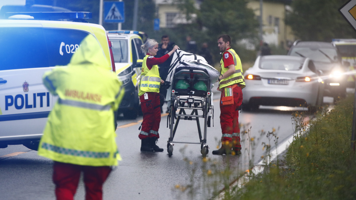 Mentők a helyszínen 2019. augusztus 10-én, miután lövöldözés volt az Oslo közelében fekvő Baerum al-Noor Iszlám Központ nevű mecsetében. Egy ember megsebesült, a támadót elfogták.