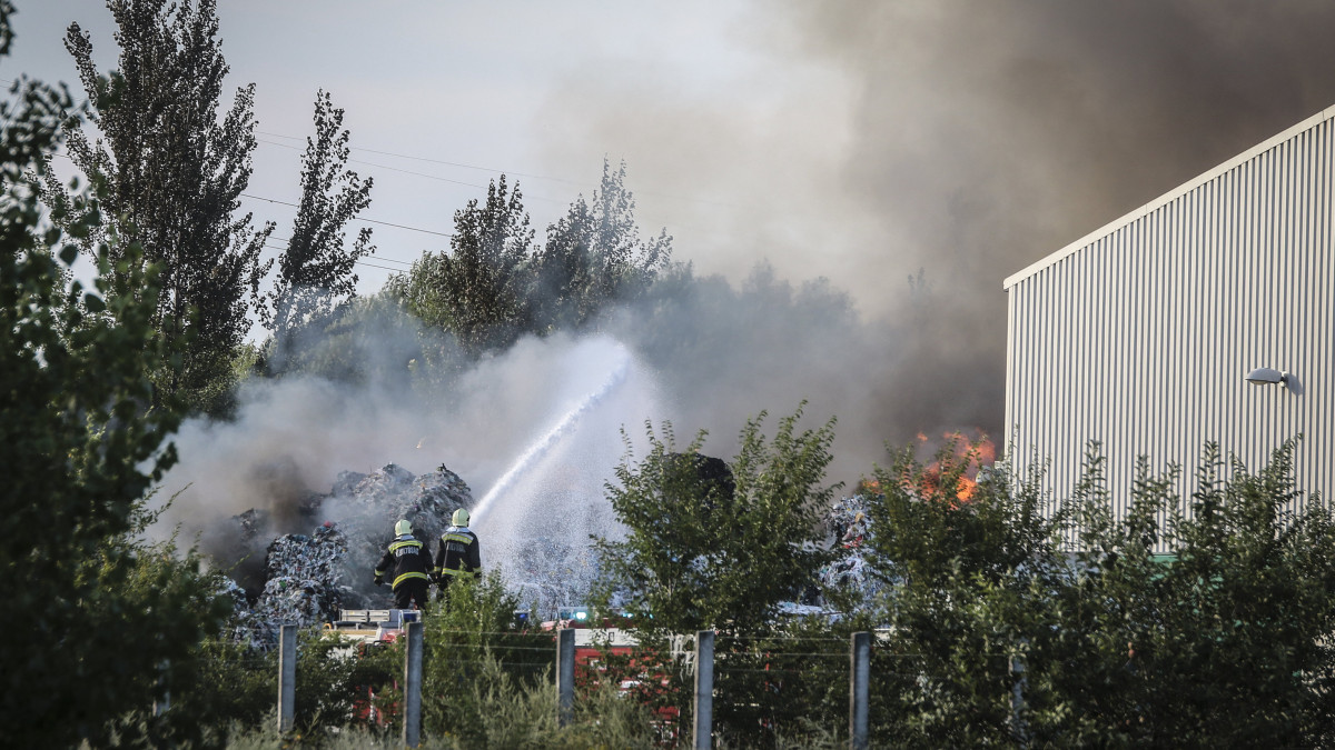 Tűzoltók dolgoznak a királyszentistváni hulladéklerakóban keletkezett tűz oltásán 2019. augusztus 10-én. Közel ezer négyzetméteren ég hulladék, az oltásán több mint nyolcvan tűzoltó dolgozik.