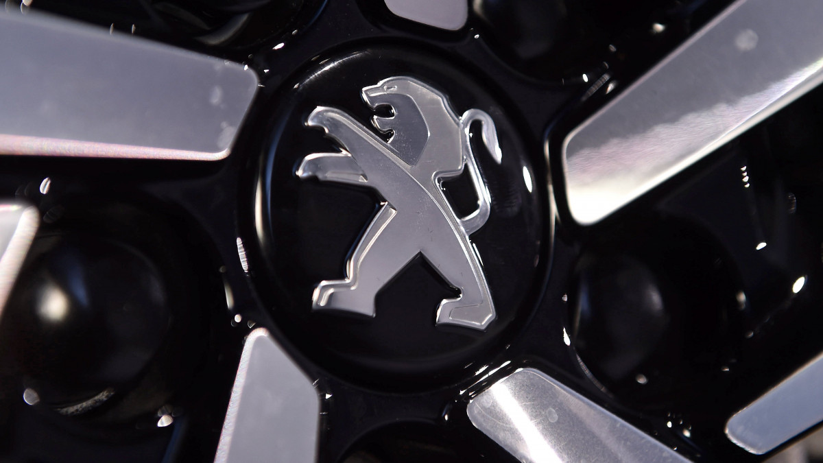 Rueil-Malmaison, 2018. március 1.A Peugeot emblémája a PSA Peugeot-Citroen székházában, a Párizs melletti Rueil-Malmaisonban 2018. március 1-jén. Ezen a napon ismertetik a francia járműgyártó csoport 2017-es mérlegét. (MTI/EPA/Christophe Petit Tesson)